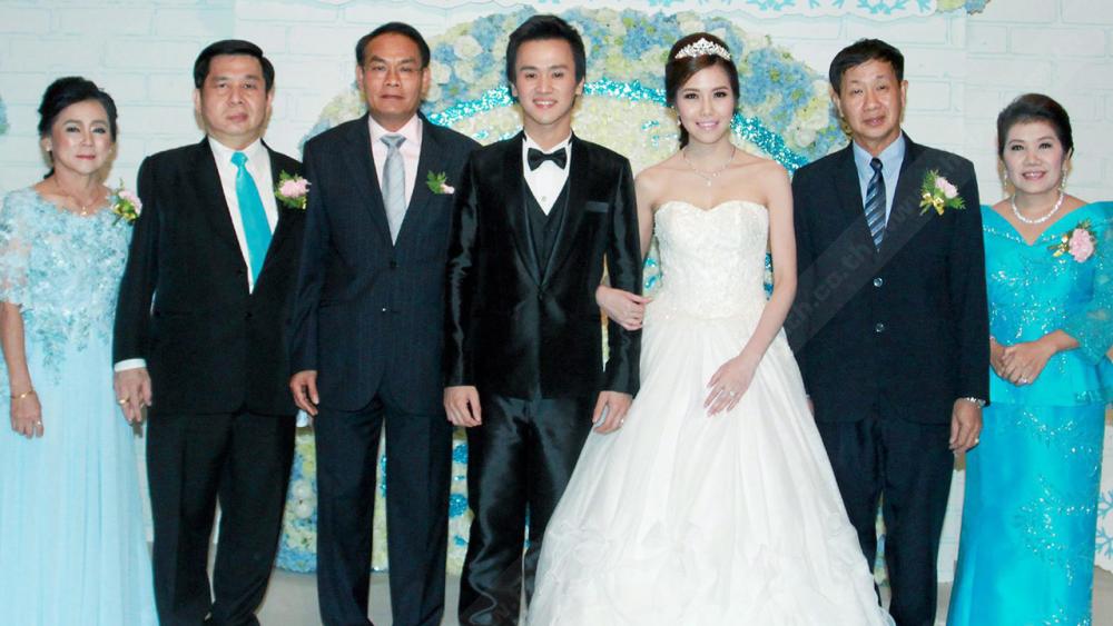 คู่เลิฟคู่สวีท ดร.สุวัตร สิทธิหล่อ ปลัดกระทรวงการท่องเที่ยวและกีฬา เป็นประธานในงานวิวาห์ระหว่าง พญ.ณัฐฐา บุตรี วิโรจน์–อมรรัตน์ อรุณเรืองศิริเลิศ กับ ณัฐ บุตร นพ.สมชาย–สุกัญญา โตวณะบุตร ที่ห้องแกรนด์ บอลรูม โรงแรมมิราเคิล แกรนด์ คอนเวนชั่น วันก่อน.