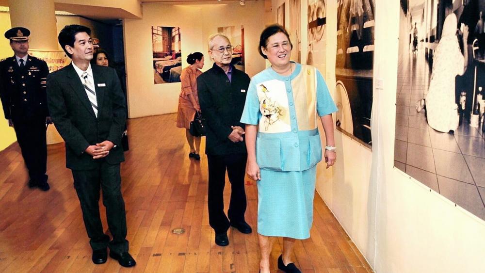 สมเด็จพระเทพรัตนราชสุดาฯ สยามบรมราชกุมารี เสด็จพระราชดำเนินไปทรงเปิดนิทรรศการ “นับเท้า นับทาง” พร้อมทอดพระเนตรศิลปะภาพแห่งชีวิต ณ หอศิลป์สมเด็จพระนางเจ้าสิริกิติ์ พระบรมราชินีนาถ เมื่อวันที่ 2 มกราคม.