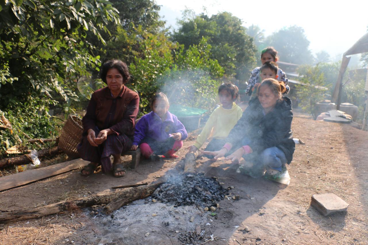 ชาวบ้านหนาวจัดจนต้องมานั่งก่อกองไฟเพื่อผิงรับไออุ่น