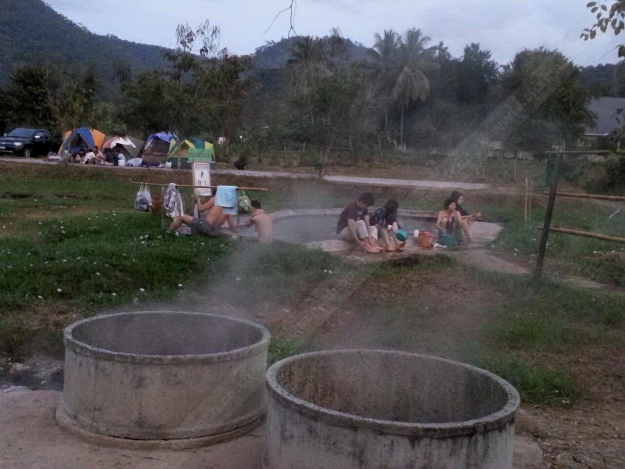 บ่อน้ำพุร้อนบ้านแม่โป่ง