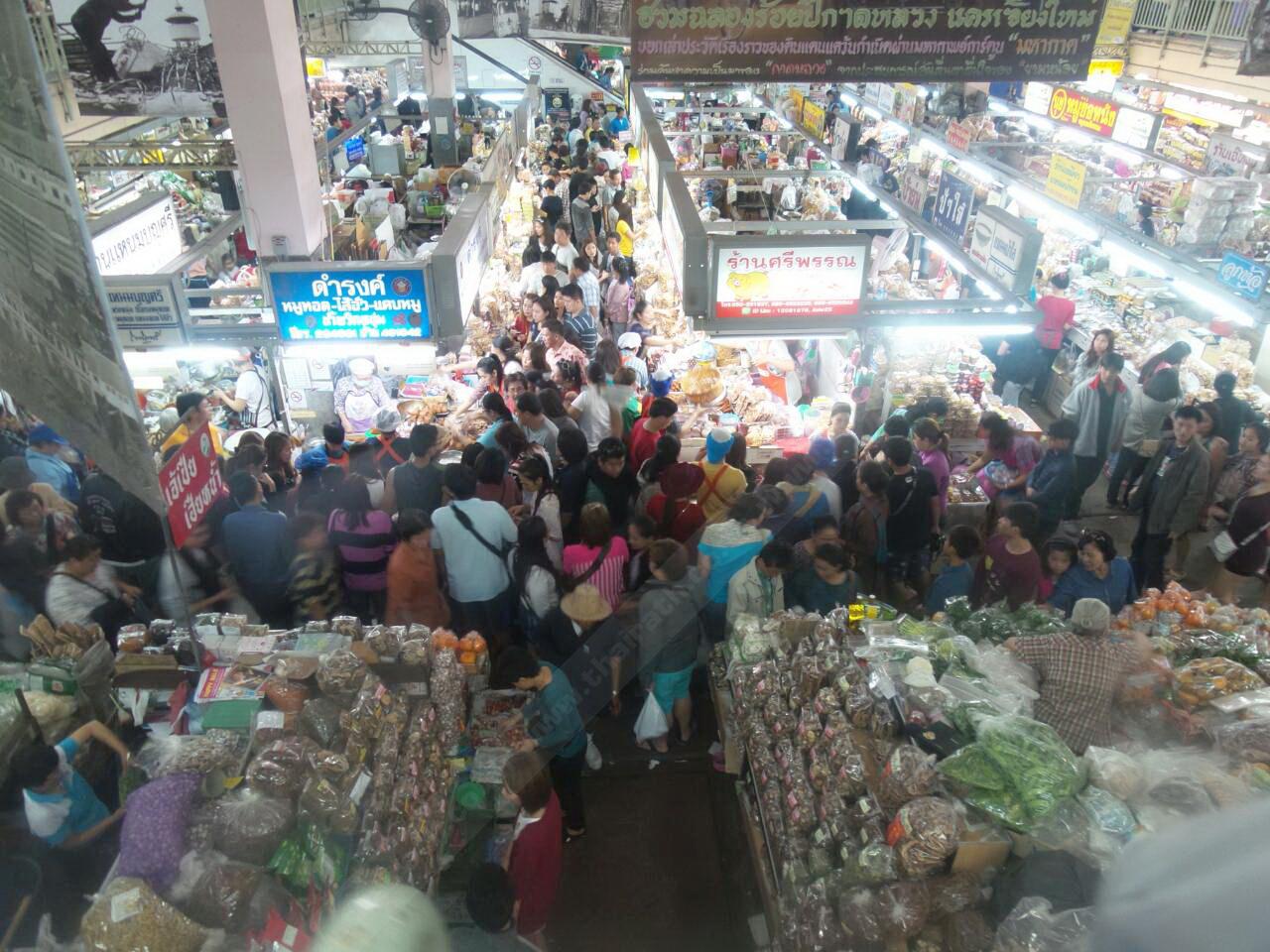 คนแห่ซื้อของฝากที่ตลาดวโรรส