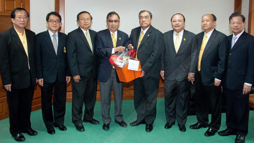 อวยพรปีใหม่ สุทธิเกียรติ จิราธิวัฒน์ มอบกระเช้าของขวัญให้แก่ วิรัช ชินวินิจกุล นายกสภา ม.รามคำแหง เนื่องในโอกาสเทศกาลปีใหม่ โดยมี ผศ.วุฒิศักดิ์ ลาภเจริญทรัพย์, ดร.วีระพล จิรประดิษฐกุล และ ศ.ปัญญา สุทธิบดี มาร่วมในพิธีด้วย ที่มหาวิทยาลัยรามคำแหง วันก่อน.