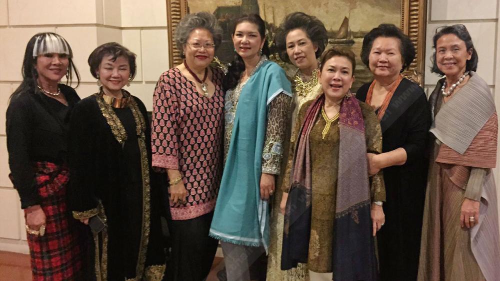 ไฮโซชื่นมื่น พิไลพรรณ สมบัติศิริ และ สัณหพิศ โพธิรัตนังกูร นัด กลุ่มเพื่อนสนิท จัดงานเลี้ยงสังสรรค์ฉลองคริสต์มาสและส่งท้ายปีเก่าต้อนรับปีใหม่ โดยมี ยุพาพร สหวัฒน์, สมฤดี อมาตยกุล, ลาวัลย์ กันชาติ และ จำนรรค์ หนุนภักดี มาร่วมงานด้วย ที่บ้านเมืองนนท์ วันก่อน.
