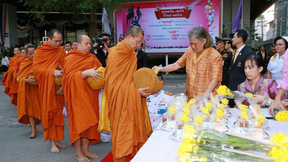 สมเด็จพระเทพรัตนราชสุดาฯ สยามบรมราชกุมารี เสด็จพระราชดำเนินไป ทรงบาตรพระสงฆ์ เนื่องในโอกาสส่งท้ายปีเก่าต้อนรับปีใหม่ 2558 ณ บริเวณหน้าอาคารแพทยพัฒน์ โรงพยาบาลจุฬาลงกรณ์ เมื่อวันที่ 30 ธันวาคม.