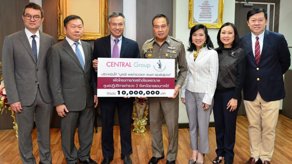 มอบสิบล้าน พล.ต.อ.สมยศ พุ่มพันธุ์ม่วง ผบ.ตร. รับมอบเงิน 10 ล้านบาท จาก ปริญญ์ จิราธิวัฒน์ ในนาม กลุ่มเซ็นทรัล เพื่อสมทบทุนโครงการสร้าง รพ.ศูนย์ปฏิบัติการตำรวจ 3 จังหวัดชายแดนใต้ โดยมี ธีระยุทธ จิราธิวัฒน์ และ สุทธิภัค จิราธิวัฒน์ มาร่วมในพิธีด้วย ที่ สตช. วันก่อน.