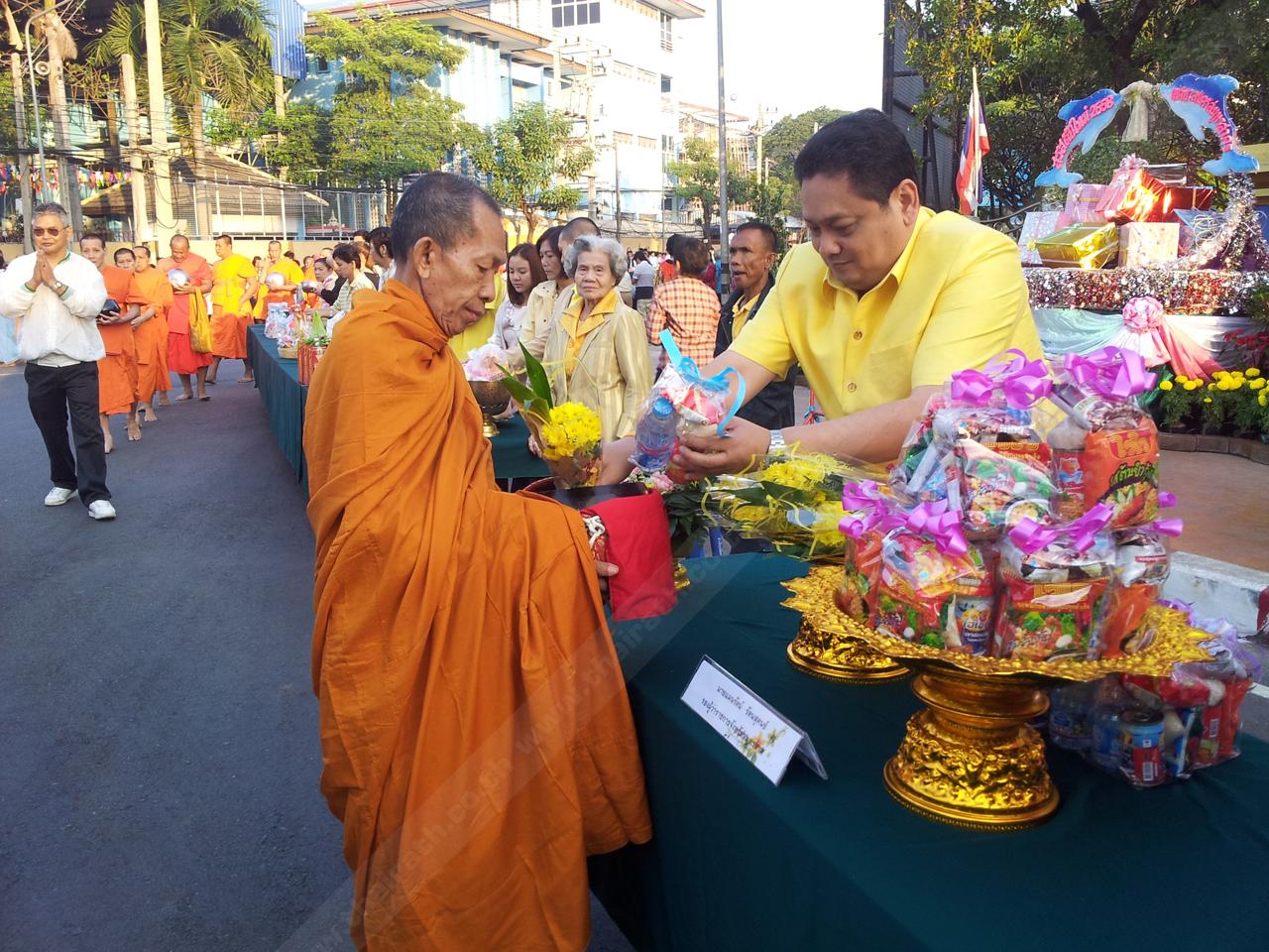 ตักบาตรทำบุญรับปีใหม่ 2558 ที่บริเวณวงเวียนน้ำพุ เทศบาลนครสมุทรสาคร