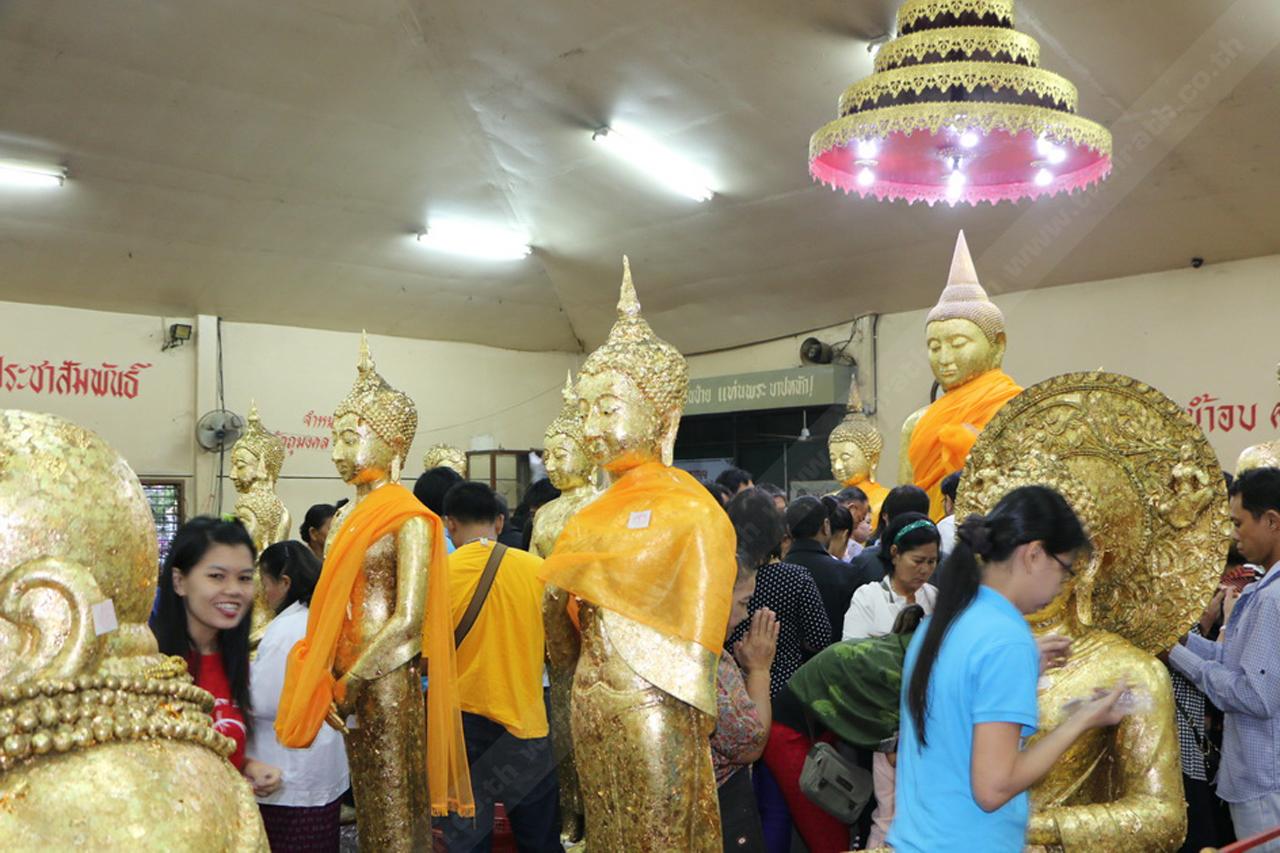 ประชาชนจำนวนมาก เดินทางมากราบสักการะบูชาในช่วงเทศกาลปีใหม่ ที่วัดหลวงพ่อพุทธโสธร