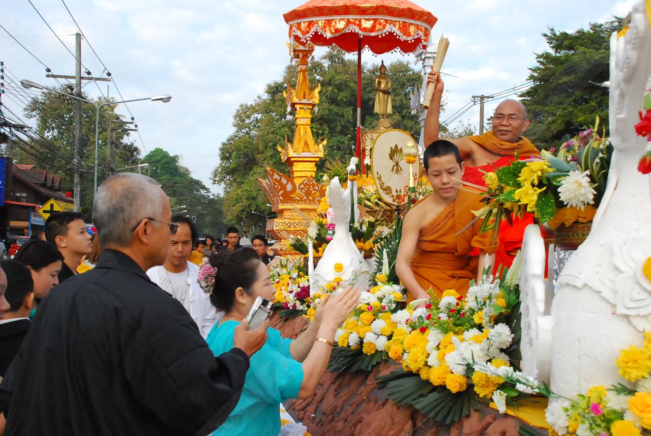 อัญเชิญพระพุทธรูปประจำเมืองเชียงแสน ขึ้นรถแห่ให้ประชาชนกราบไหว้รับวันขึ้นปีใหม่