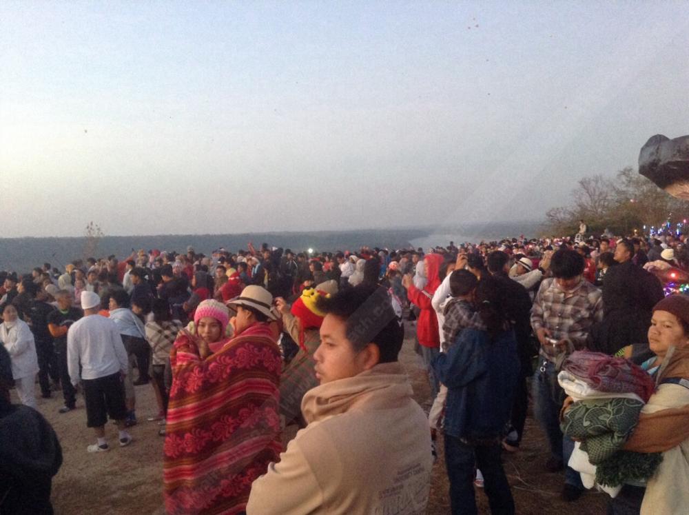 นักท่องเที่ยวมารอกันที่บริเวณลานหิน อุทยานแห่งชาติผาแต้ม