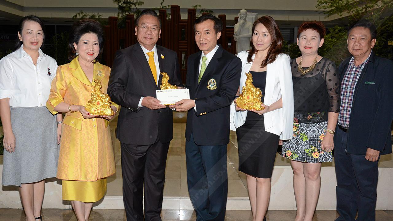 ฮาโต้เพ้นท์จัดให้ จิ้ง พิพัฒน์เวช ประธานบริษัทฮาโต้ เพ้นท์ ควงภรรยา ยุพิน พิพัฒน์เวช และลูกสาวพรไพลิน มามอบเงินจำนวน 100,000 บาท ให้แก่ สราวุธ วัชรพล เพื่อสมทบทุนมูลนิธิไทยรัฐโดยมี วิเชน โพชนุกูล และ พรพรรณ โลหาชีวะ มาร่วมในพิธีด้วย ที่สำนักงาน นสพ.ไทยรัฐ วันก่อน.