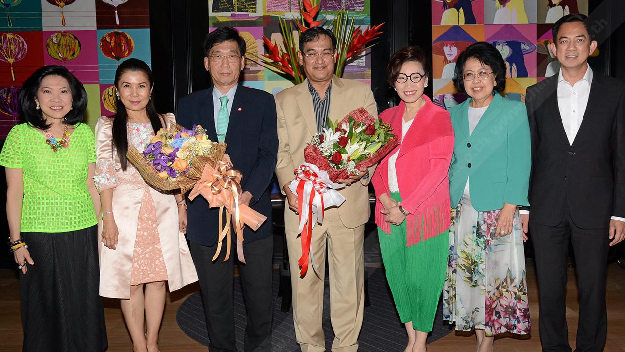 แฮปปี้เบิร์ธเดย์ กัญจนา ศิลปอาชา และ สุพัตรา จิราธิวัฒน์ จัดงานเลี้ยงฉลองวันเกิด ให้แก่ ชูเกียรติ รัตนชัยชาญ และ นิกร จำนง โดยมี กงกฤช หิรัญกิจ, วิภาดา ธรรมาวรานุคุปต์ และ เพ็ญสุดา ไพรอร่าม มาร่วมงานด้วย ที่โรงแรมเซ็นทาราแกรนด์ ลาดพร้าว วันก่อน.