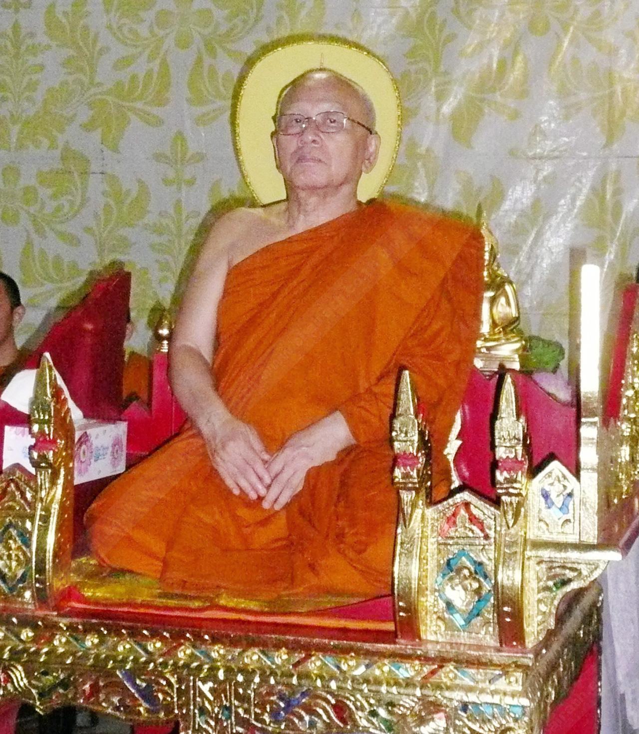 พระธรรมธัชมุนี เจ้าอาวาสวัดปทุมวนารามฯ