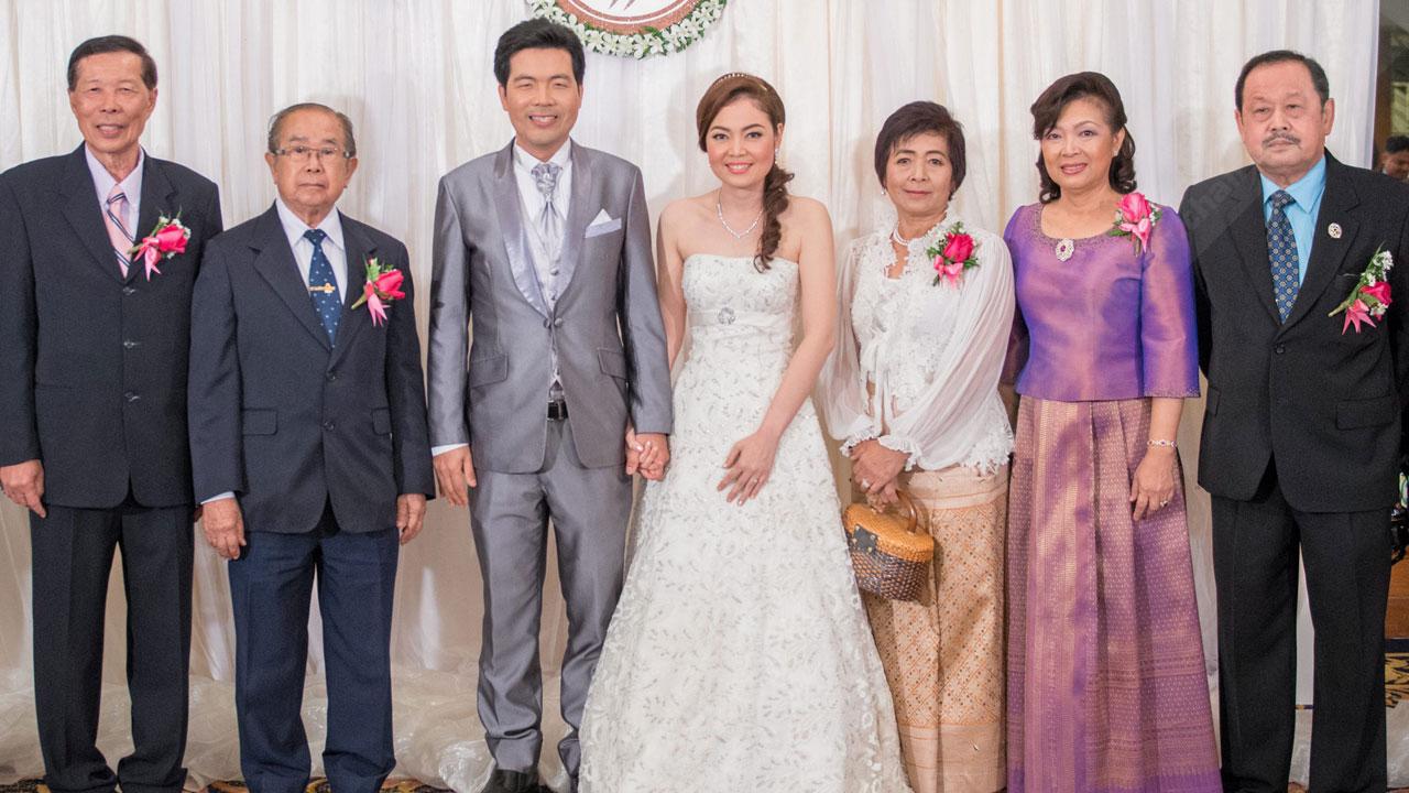 วิวาห์ชื่นมื่น - ดร.พะนอม แก้วกำเนิด อดีตรองปลัดกระทรวงศึกษาธิการ เป็นประธานในงานวิวาห์ระหว่าง พญ.ฤดีรัตน์ บุตรี รศ.ดร.สุวัฒน์–ชนาทิพย์ วัฒนวงศ์ กับ ผศ.ดร.วันจักรี์ บุตร ดร.อุบล–วิไล เล่นวารี ท่ามกลางความปลื้มปีติของผู้มาร่วมอวยพร ที่โรงแรมมณเฑียร ริเวอร์ไซด์ วันก่อน.