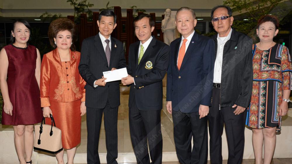 บริจาค - วิชิต ชินวงศ์วรกุล ประธานกรรมการ บริษัทชินวงศ์ฟู้ด ควงภรรยา จารุณี มามอบเงินจำนวน 100,000 บาท ให้แก่ สราวุธ วัชรพล เพื่อสมทบทุนมูลนิธิไทยรัฐ โดยมี ไกรสีห์ นาคประเสริฐ, พรพรรณ โลหาชีวะ และ ไพลิน ศิริพัฒน์ มาร่วมในพิธีด้วย ที่ สนง.นสพ.ไทยรัฐ วันก่อน.