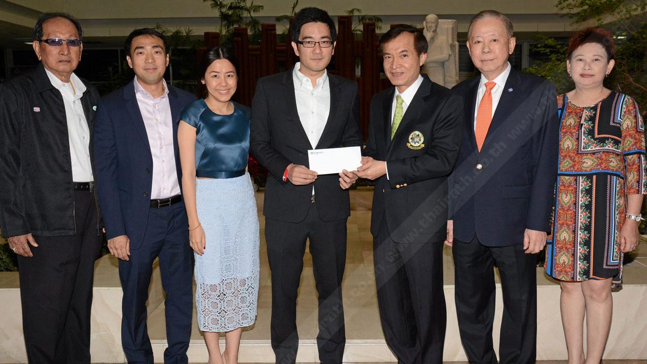 เพื่อการศึกษา - ชูรัฐ เลาหพงศ์ชนะ รอง กก.ผจก.เจ้าพระยาประกันภัย มอบเงินจำนวน 100,000 บาท ให้แก่ สราวุธ วัชรพล เพื่อสมทบทุนมูลนิธิไทยรัฐ โดยมี วิบูลย์ เลาหพงศ์ชนะ, รัฐนันท์ ภัทรธนเศรษฐ์ และ กฤตยา เลาหพงศ์ชนะ มาร่วมในพิธีด้วย ที่สำนักงาน นสพ.ไทยรัฐ วันก่อน.