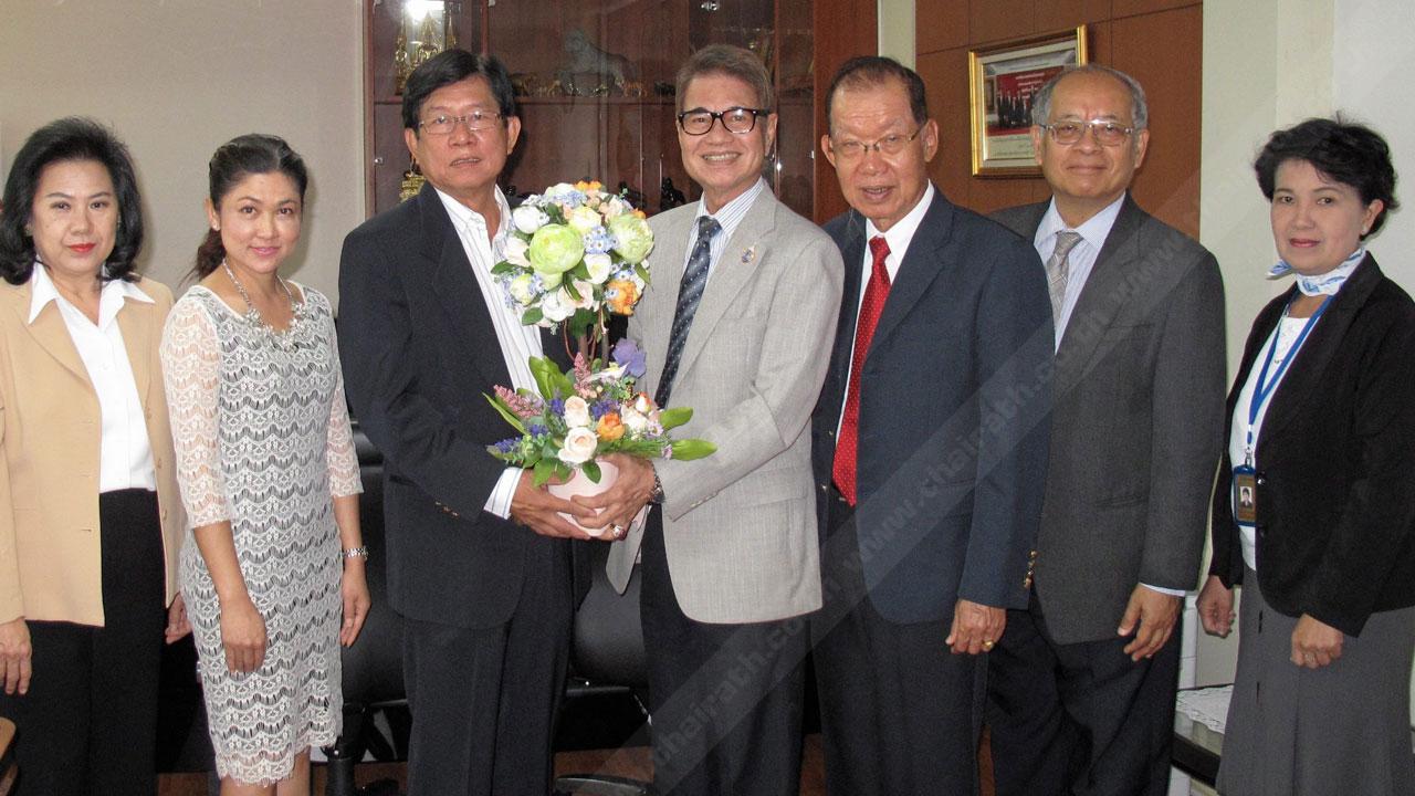 อวยพรปีใหม่ - ไพรัช วรปาณิ กรรมการอัยการ มอบดอกไม้อวยพรให้แก่ รศ.ประเสริฐ ศีลพิพัฒน์ ในโอกาสเทศกาลขึ้นปีใหม่ โดยมี เหรียญชัย เรียววิไลสุข, เชิดชัย ขันธ์นะพา, วรางคณา เอกอุรุ, สุภาพร ลิ้มตระกูลศิลป์ และ เริงเกตุ เรืองศรี มาร่วมในพิธีด้วย ที่สำนักงาน กสทช. วันก่อน.