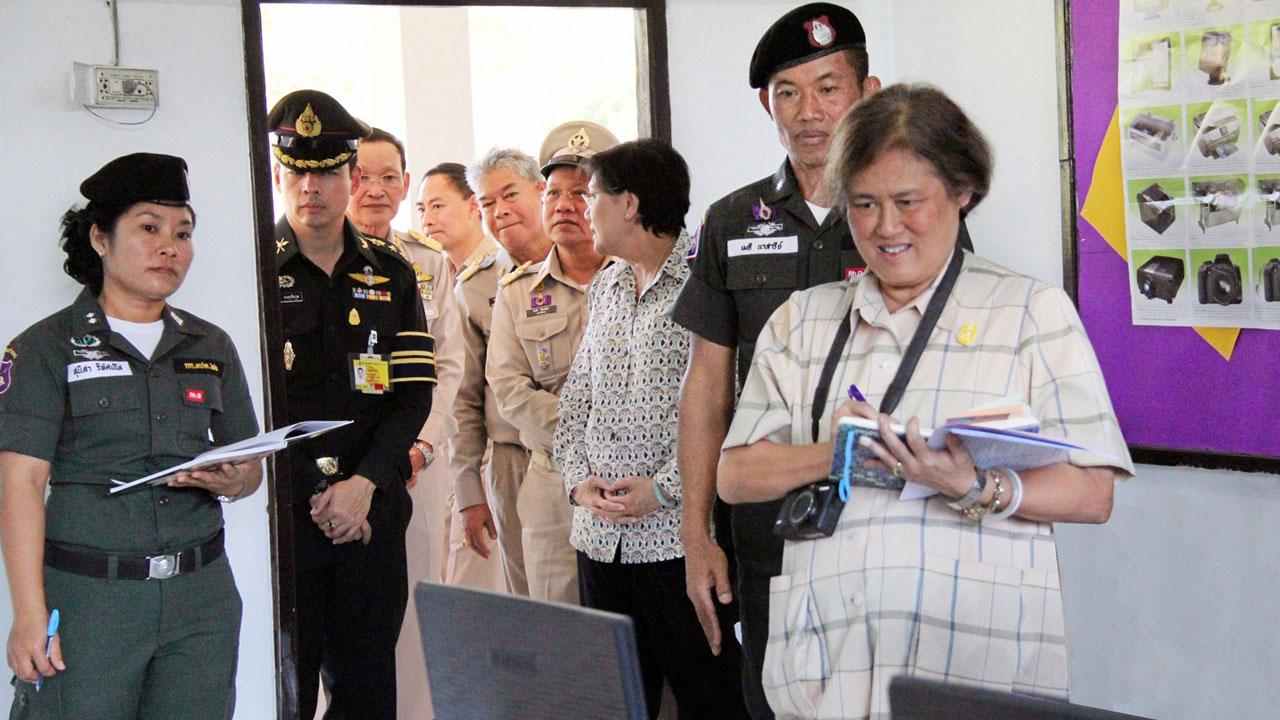 สมเด็จพระเทพรัตนราชสุดาฯ สยามบรมราชกุมารี เสด็จฯทอดพระเนตรการสอนคอมพิวเตอร์ โครงการเกษตรสวนพฤกษศาสตร์และกิจกรรมสหกรณ์นักเรียน ณ โรงเรียน ตชด.บ้านศรีสวัสดิ์ อ.เลิงนกทา จ.ยโสธร เมื่อวันที่ 5 มกราคม.