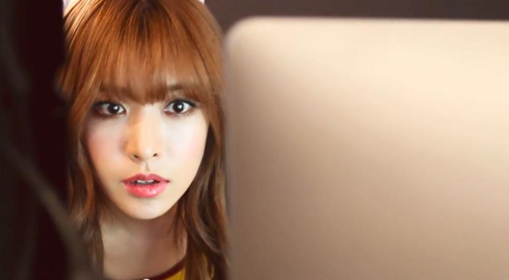 อลิซ ตั้งใจดูภาพจากมอนิเตอร์