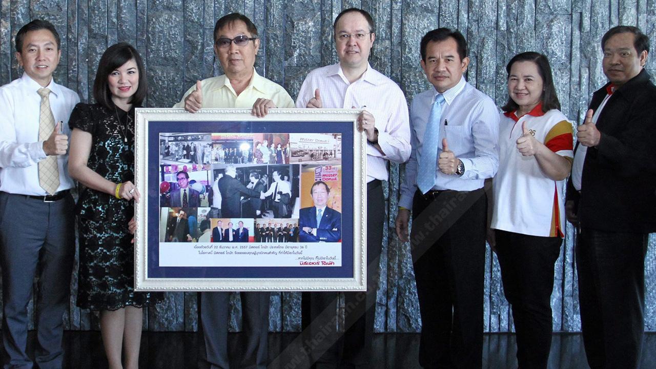 สามสิบหกปี ธีระเดช จิราธิวัฒน์ นำคณะผู้บริหารเข้าขอบคุณ สุทธิเกียรติ จิราธิวัฒน์ ในโอกาสครบรอบ 36 ปี มิสเตอร์ โดนัท โดยมี สุชีพ ธรรมาชีพเจริญ, อำไพพรรณ จิราธิวัฒน์, กันตภณ ศรีสุวรรณ และ ดวงพร พันธุ์สว่าง มาร่วมงานด้วย ที่รร.เซ็นทาราแกรนด์ เซ็นทรัลเวิลด์ วันก่อน.