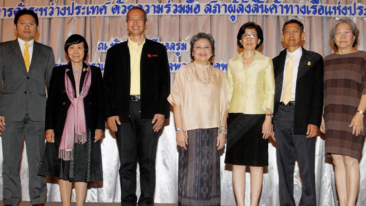 สัมมนา อภิรดี ตันตราภรณ์ รมช.พาณิชย์ เปิดการสัมมนาเรื่อง “ยุทธศาสตร์การค้าของไทยหลัง AEC 2015 และความร่วมมือกับประเทศเพื่อนบ้าน” โดยมี นิศา ศรีสุวรนันท์, นพพร เทพสิทธา และ คงฤทธิ์ จันทริก มาร่วมสัมมนาด้วย ที่โรงแรมเซ็นทาราแกรนด์ ลาดพร้าว วันก่อน.