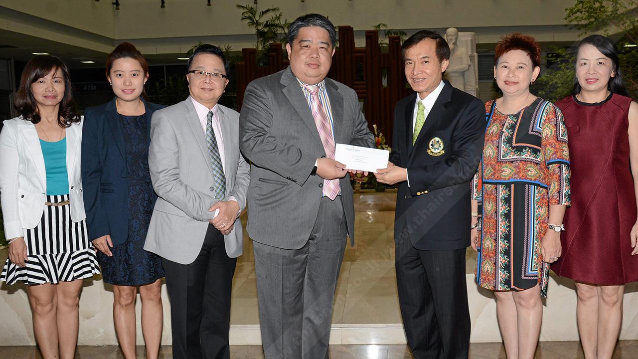 โกลเด้นทิวลิปจัดให้ บรรพต นิธากร ผจก.ทั่วไป โรงแรมโกลเด้นทิวลิป ซอฟเฟอร์รีน มอบเงินจำนวน 100,000 บาท ให้แก่ สราวุธ วัชรพล เพื่อสมทบทุนมูลนิธิไทยรัฐ โดยมี ลือศักดิ์ พันธุ์อุทัย, กัญญลักษณ์ พรวิพิทยาเลิศ และ พรพรรณ โลหาชีวะ มาร่วมในพิธีด้วย ที่ สนง.นสพ.ไทยรัฐ วันก่อน.