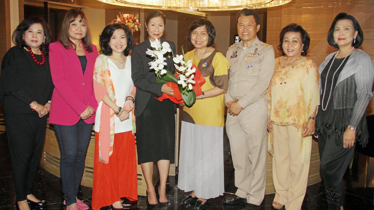 สุดปลื้ม กอบกาญจน์ วัฒนวรางกูร รมว.การท่องเที่ยวและกีฬา จัดงานเลี้ยงแสดงความยินดีให้แก่ วันดี กุญชรยาคง ที่ได้รับรางวัลสตรีผู้นำด้านการลดโลกร้อนด้วยพลังงานแสงอาทิตย์ โดยมี สุทธิพงษ์ จุลเจริญ และ สุพัตรา จิราธิวัฒน์ มาร่วมงานด้วย ที่โรงแรมเซ็นทาราแกรนด์ ลาดพร้าว วันก่อน.