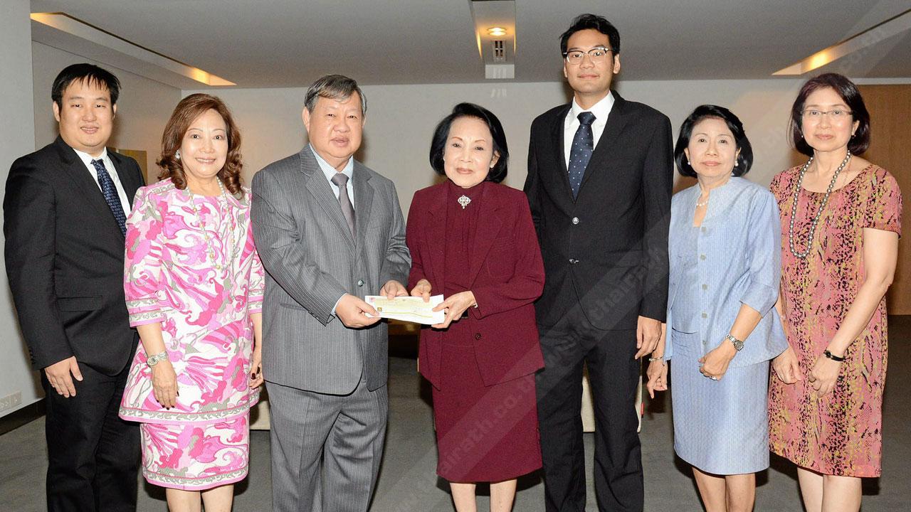 เบิร์ธเดย์ชื่นมื่น ปรีชา ชัยรัตน์ ควงภรรยา สรรค์นรา พร้อมลูกชาย ปิยะบุตร มามอบเงินจำนวน 2,000,000 บาท ให้แก่ คุณหญิงประณีตศิลป์ วัชรพล เพื่อสมทบทุนมูลนิธิไทยรัฐ ในโอกาสวัน คล้ายวันเกิด โดยมี รศ.ฉวีวรรณ พัฒนจักร มาร่วมในพิธีด้วย ที่สำนักงาน นสพ.ไทยรัฐ วันก่อน.