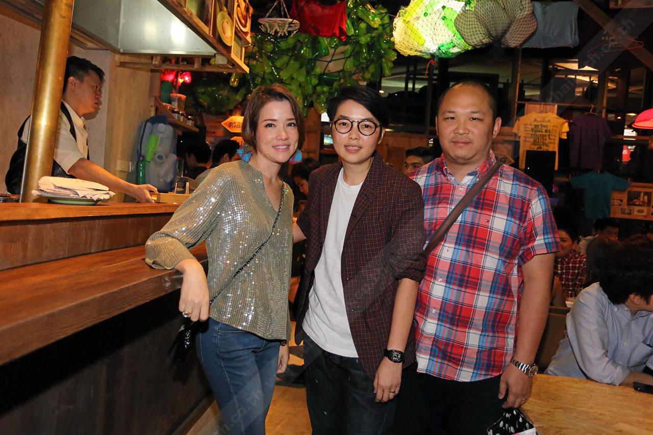 “บัว-ชมพู ฟอร์ด” และสามี “ช้าง-สมประสงค์ สหวัฒน์” มาเป็นแรงเชียร์ให้ “ภัทรา สหวัฒน์”.