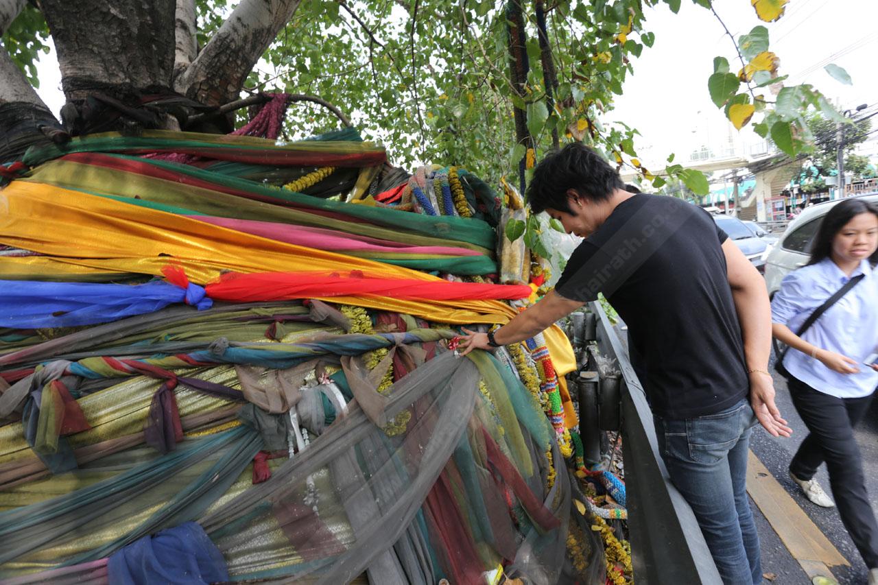 เชื่อว่า...กำลังใช้ญาณพิเศษส่วนตัว ในการติดต่อกับดวงวิญญาณ