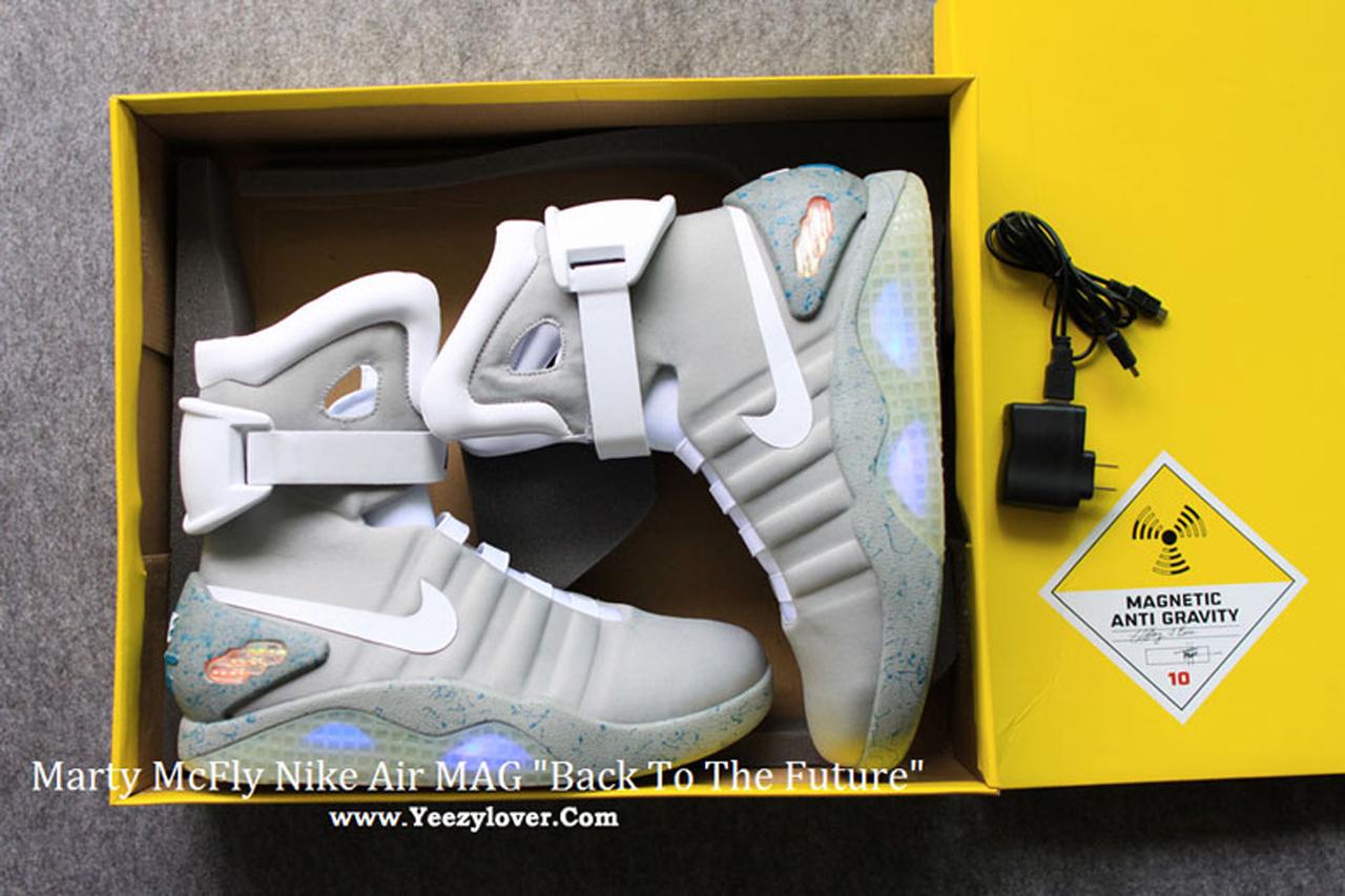 Nike AIR MAG ที่มีการประมูลขายเมื่อปี 2011 จากเว็บไซต์ yeezylover.com