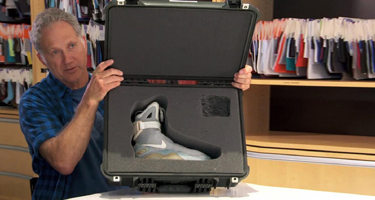 นายทินเกอร์ แฮทฟิลด์ โชว์ Nike AIR MAG ภาพจากทวิตเตอร์ของ @nicekicks