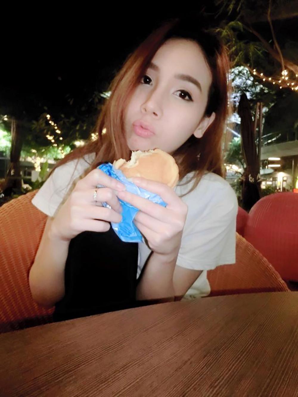 ท่ากินขนม...ใจจะละลาย