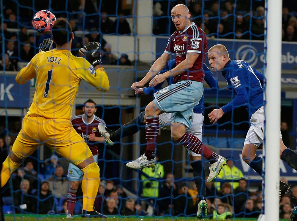 เจมส์ คอลลินส์ โขกทำประตูให้ เวสต์แฮม ขึ้นนำ 1-0
