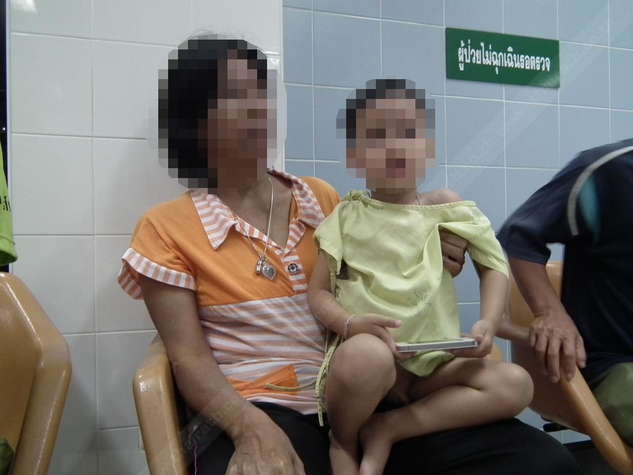 ลูกน้อยวัย 3 ขวบ ถูกน้ำกรดได้รับบาดเจ็บ