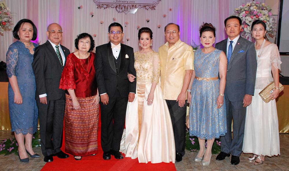 วันวิวาห์ ศ.ดร.อาณัติ อาภาภิรม และ พิศิษฐ์ ลีลาวชิโรภาส เป็นประธานในงานวิวาห์ระหว่าง สุทธาทิพ อาภาภิรม กับ มณเฑียร เจริญผล โดยมี อนุทิน ชาญวีรกูล, เพ็ชรากรณ์ วัชรพล และ รพีพรรณ เหลืองอร่ามรัตน์ นักธุรกิจสาวอินเตอร์ มาร่วมงานด้วย ที่ไปรษณีย์กลาง วันก่อน.