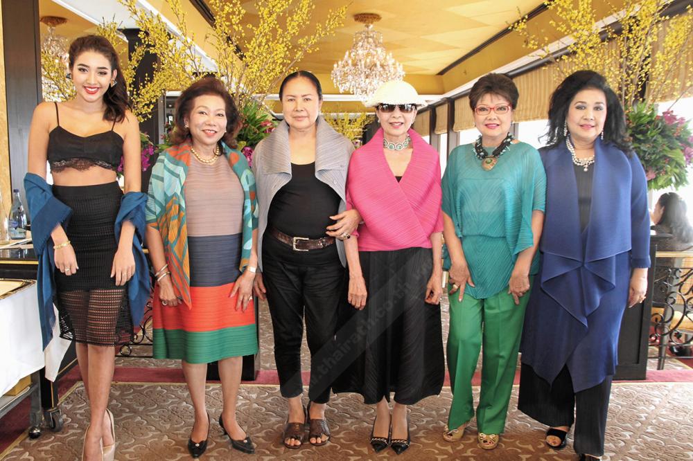 แฮปปี้เบิร์ธเดย์จ้า ฟารีดา บุญยศักดิ์ พร้อมเพื่อนสนิท จัดงานเลี้ยงฉลองวันเกิดให้ ดร.พาชื่น รอดโพธิ์ทอง–สุรีย์ ไชยสงวนธรรม โดยมี งามนิจ เรืองศร, ยาจิตร ยุวบูรณ์ และ อมาลีน่า บุญยศักดิ์ มาร่วมอวยพรด้วยความชื่นมื่น ที่ห้องนอร์มังดี โรงแรมแมนดาริน โอเรียนเต็ล วันก่อน.