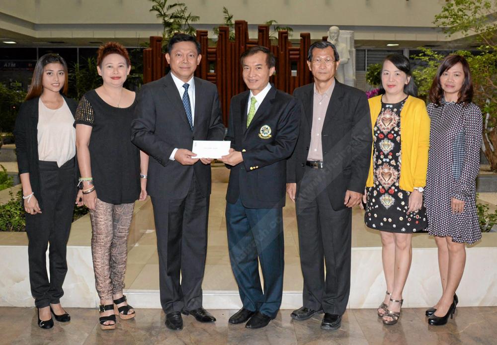 เพื่อการศึกษา พล.ต.อ.พงศพัศ พงษ์เจริญ รอง ผบ.ตร. มอบเงินจำนวน 100,000 บาท ให้แก่ สราวุธ วัชรพล เพื่อสมทบทุนมูลนิธิไทยรัฐ โดยมี ดำฤทธิ์ วิริยะกุล, พรพรรณ โลหาชีวะ, ไพลิน ศิริพัฒน์ และ ธิดาวรรณ กุลหะสิต มาร่วมในพิธีด้วย ที่สำนักงาน นสพ.ไทยรัฐ วันก่อน.