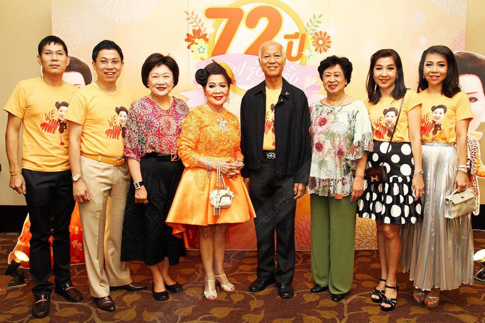 ชื่นมื่น ชนัดดา จิราธิวัฒน์ จัดงาน “72 ปี ยังฟรุ้งฟริ้ง” ฉลองอายุครบ 6 รอบให้คุณแม่ นิศารัตน์ พิทยศิริ โดยมีคุณพ่อ มิตร พิทยศิริ, รศ.ดร.รุ่งเรือง พิทยศิริ, รศ.นพ.รุ่งโรจน์ พิทยศิริ, และ ทัศนีย์ ชาญวีรกูล มาร่วมงานด้วย ที่โรงแรมเซ็นทาราแกรนด์ เซ็นทรัลเวิลด์ วันก่อน.