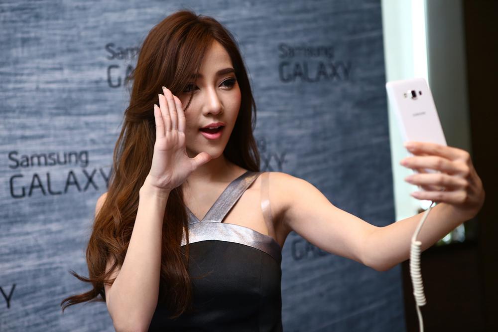 นี่ไม่ใช่ท่าแอ๊บแบ๊ว แต่เป็นฟังก์ชั่นแบมือเพื่อสั่งถ่ายภาพอัตโนมัติ