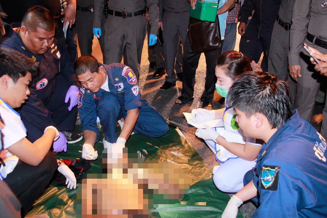 ร่างของคนร้ายหลังถูกกระสุนของเจ้าหน้าที่ ในระหว่างที่มีการปะทะกัน