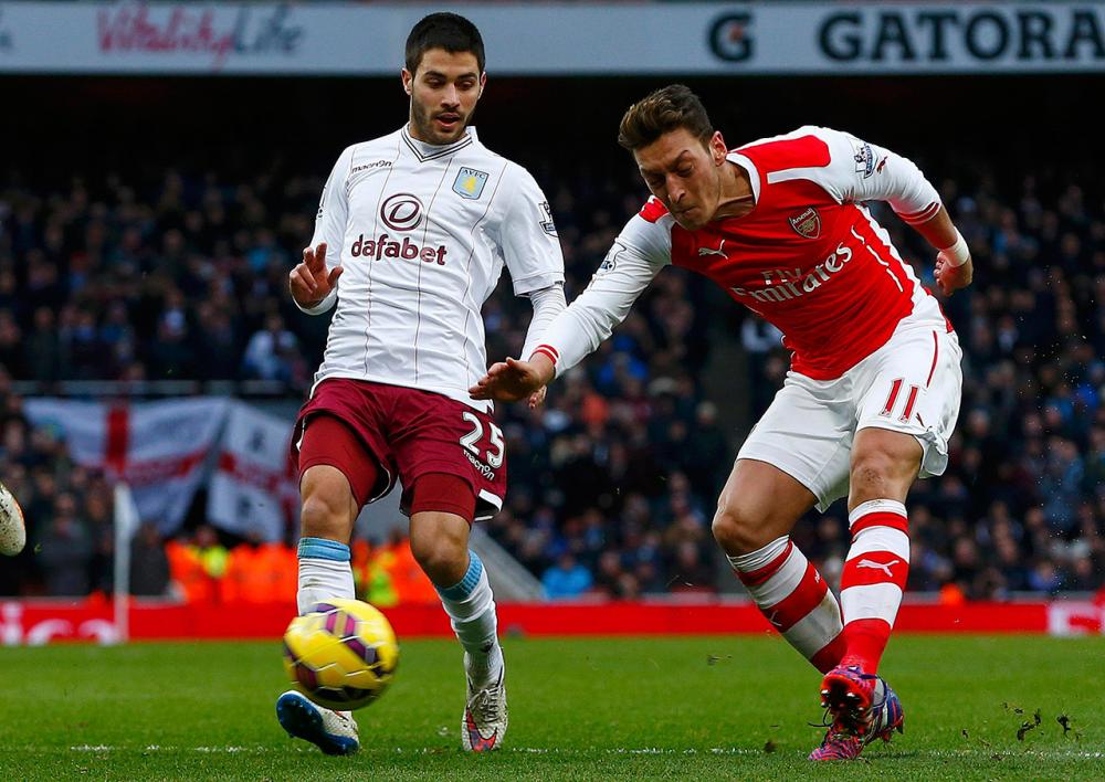 เมซุต โอซิล (ขวา) ยิงให้อาร์เซนอล หนีเป็น 2-0