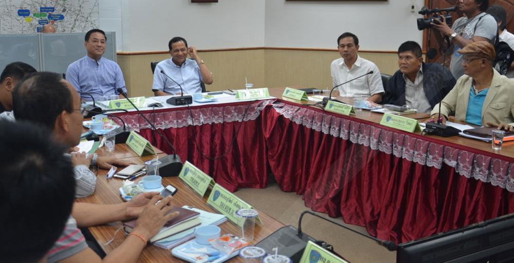 รอง ผบ.ตร.นั่งฟังผลประชุมติดตามจับกุมคนร้ายฆาตกามต่อเนื่อง 10 ราย