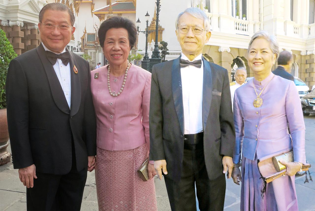 เจริญ-คุณหญิงวรรณา สิริวัฒนภักดี และ ศ.ดร.ยงยุทธ-รศ.ดร.อรชุมา ยุทธวงศ์ มาร่วมงานพระราชทานเลี้ยง.