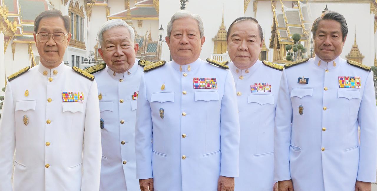 ม.ร.ว.ปรีดิยาธร เทวกุล และคณะองคมนตรี ม.ร.ว.เทพกมล เทวกุล, พลเอกสุรยุทธ์ จุลานนท์, พลากร สุวรรณรัฐ (ขวาสุด) และพลเอกประวิตร วงษ์สุวรรณ (ที่ 2 จากขวา) ร่วมในพิธีพระราชทานรางวัลสมเด็จเจ้าฟ้ามหิดล.