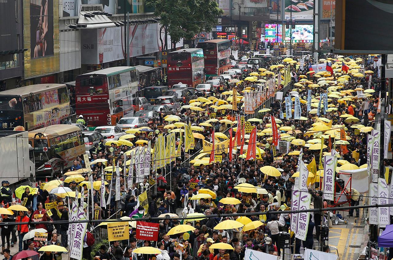 ผู้ชุมนุมเดินขบวนสู่เขตเซ็นทรัล (ภาพ: AP Photo)