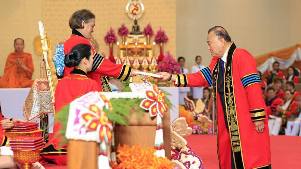สมเด็จพระเทพรัตนราชสุดาฯ สยามบรมราชกุมารี เสด็จพระราชดำเนินแทนพระองค์พระราชทานปริญญาบัตรแก่ ผู้สำเร็จการศึกษาจากมหาวิทยาลัยแม่ฟ้าหลวง ในการนี้ นพ.ปราเสริฐ ปราสาททองโอสถ เข้ารับพระราชทานปริญญาดุษฎีบัณฑิตกิตติมศักดิ์ สาขาวิชาบริหารธุรกิจ ณ มหาวิทยาลัยแม่ฟ้าหลวง จ.เชียงราย เมื่อวันที่ 2 กุมภาพันธ์.