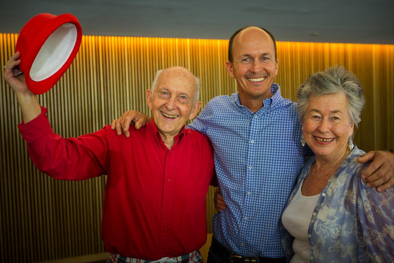 นายปีเตอร์ เกรสเต ถ่ายรูปกับพ่อและแม่ หลังจากร่วมงานแถลงข่าวที่เมืองบริสเบน ออสเตรเลีย (ภาพ: AFP PHOTO)