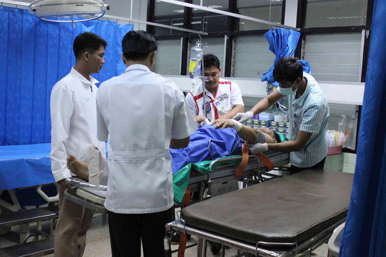ปลัด อบต.ไทรน้อย ถูกนำตัวส่ง รพ.