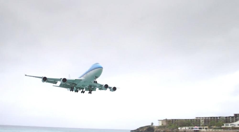 โบอิ้ง 747 ขณะบินอยู่เหนือหาดมาโฮ ห่างจากหัวคนที่ยืนแถวนั้นนิดเดียว