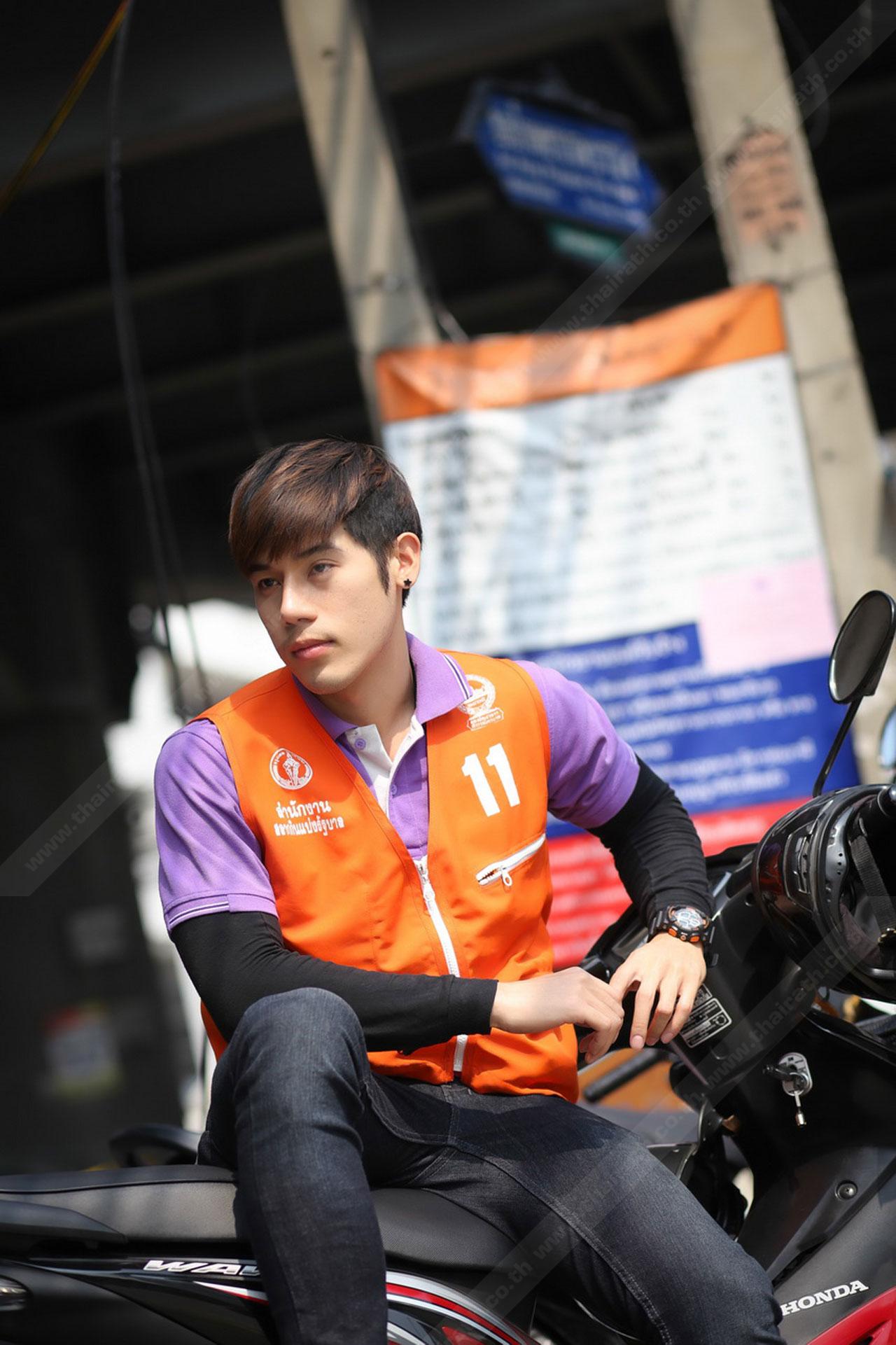 หล่อๆ ปากซอยโรงพยาบาลพระราม 9